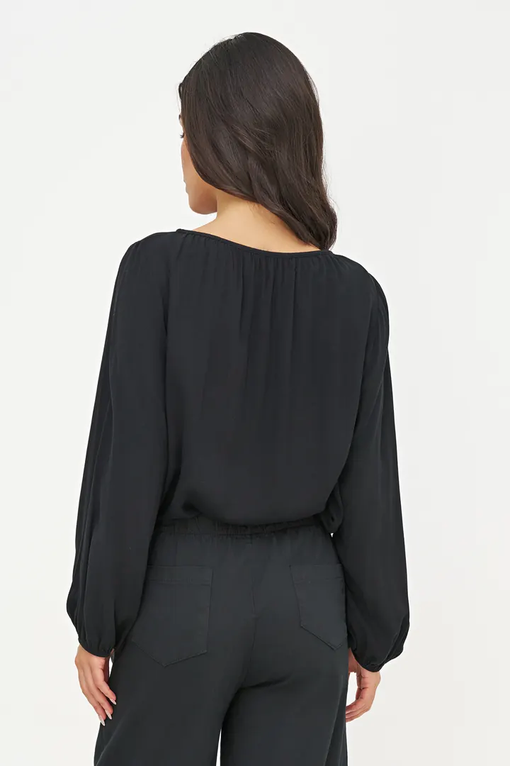 Black blouse, back pose